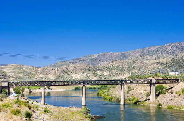 Viaduct feroviar în Pocinho, Valea Douro, Portugalia — Fotografie, imagine de stoc