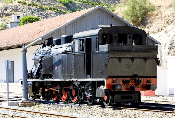 Locomotora de vapor en la estación de tren de Tua, Valle del Duero, Portug —  Fotos de Stock
