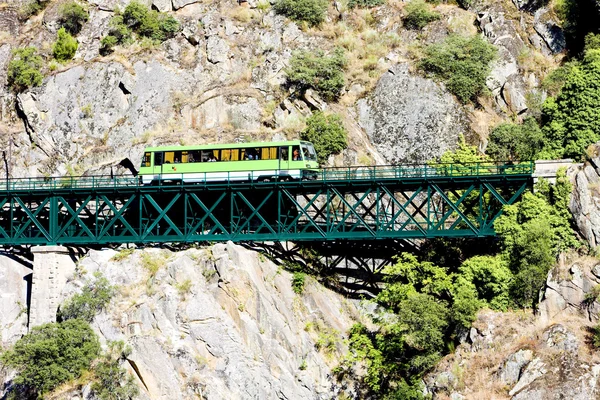 Motor coach på järnväg viaduct nära tua, dalen douro, portugal — Stockfoto