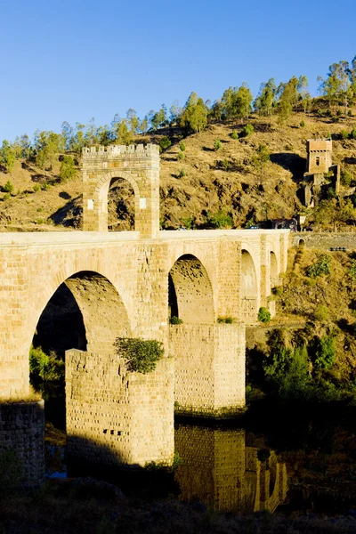 Римский мост, Алькантара, провинция Касерес, Эстремадура, Испания — стоковое фото