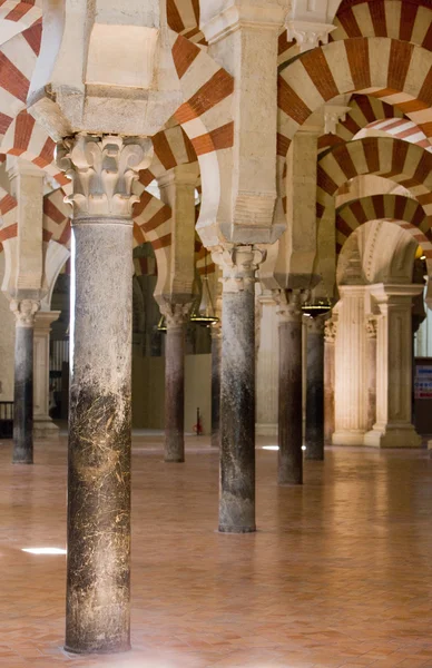 Interior de la Mezquita-Catedral, Córdoba, Andalucía, España —  Fotos de Stock