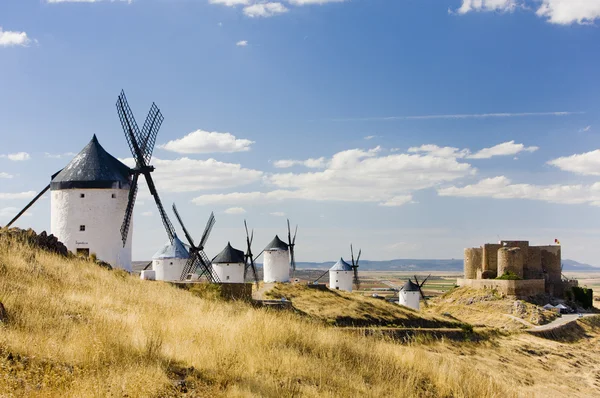 Moinhos de vento com castelo, Consuegra, Castela-La Mancha, Espanha — Fotografia de Stock