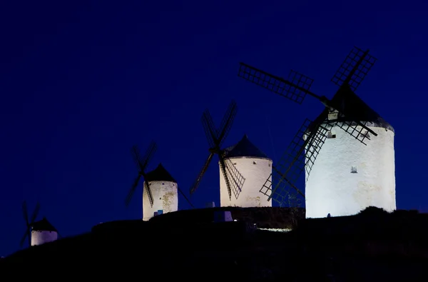 Kincir angin di malam hari, Consuegra, Castile-La Mancha, Spanyol — Stok Foto
