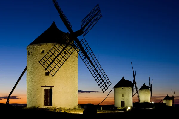 Větrné elektrárny v noci, Kastilie la mancha, consuegra, Španělsko — Stock fotografie