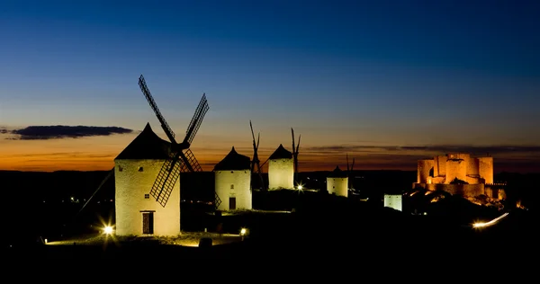 Windmolens met kasteel bij nacht, consuegra, Castilië-la mancha, sp — Stockfoto