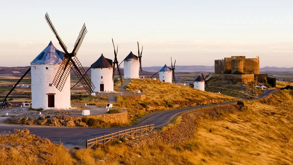 Windmolens met kasteel, consuegra, Castilië-la mancha, Spanje — Stockfoto