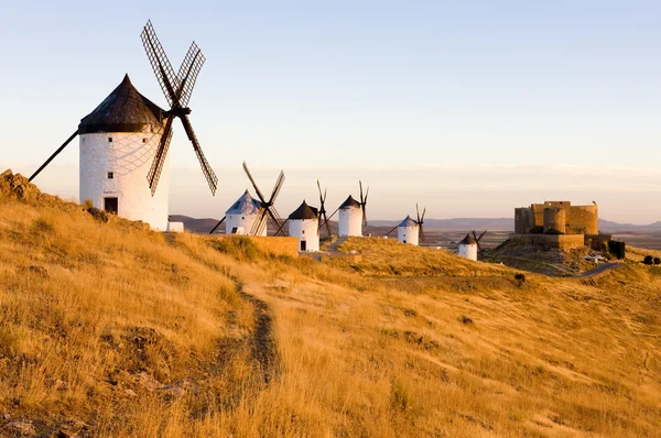 Moinhos de vento com castelo, Consuegra, Castela-La Mancha, Espanha — Fotografia de Stock