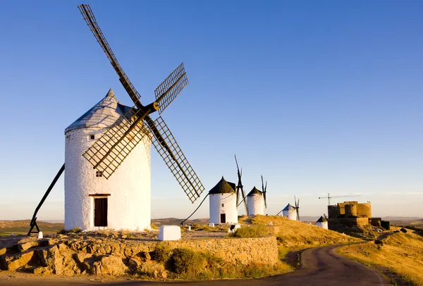 Molinos de viento con castillo, Consuegra, Castilla-La Mancha, España — Foto de Stock