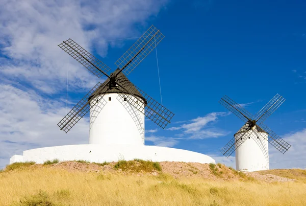 Ветряные мельницы, Алькасар-де-Сан-Хуан, Кастель-Ла-Манча, Испания — стоковое фото