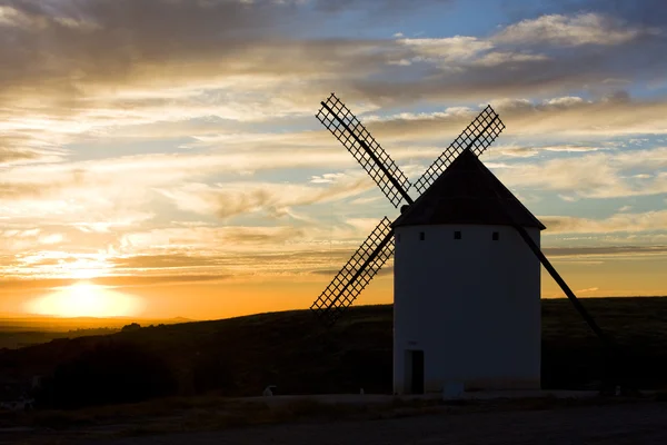 Moinho de vento ao pôr do sol, Campo de Criptana, Castela-La Mancha, Espanha — Fotografia de Stock
