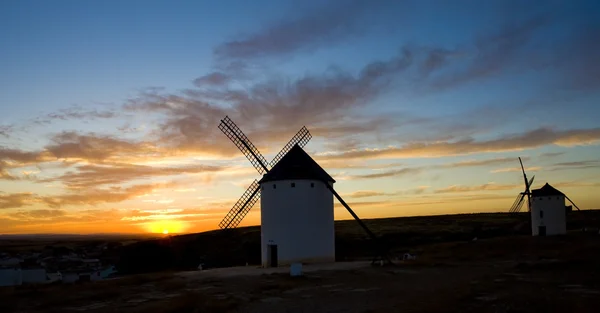 Szélmalmok naplementekor, Campo de Criptana, Kasztília-La Mancha, Spanyolország — Stock Fotó