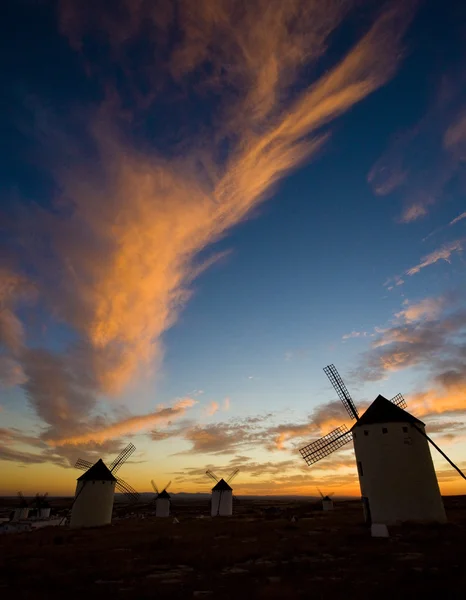 Szélmalmok naplementekor, Campo de Criptana, Kasztília-La Mancha, Spanyolország — Stock Fotó