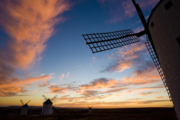 Вітряні млини на заході сонця, Кампо-де-Кріптана, Кастилія-Ла-Манча, Іспанія. — стокове фото