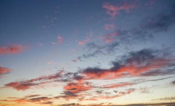 Wolken tijdens zonsondergang — Stockfoto