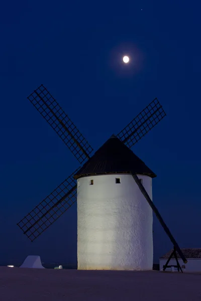 Szélmalom éjjel, Campo de Criptana, Kasztília-La Mancha, Spanyolország — Stock Fotó