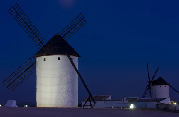 Szélmalmok éjjel, Campo de Criptana, Kasztília-La Mancha, Spanyolország — Stock Fotó