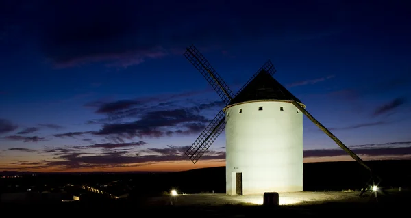 在晚上，campo de criptana，卡斯蒂利亚，西班牙风车 — 图库照片