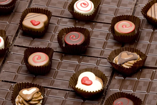 Barras de chocolate con caramelos de chocolate —  Fotos de Stock