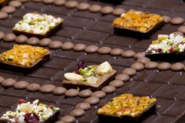 Chocoladerepen met chocolade snoepjes — Stockfoto