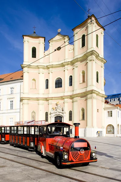 Τουριστικό τρένο μπροστά από την εκκλησία της Αγίας Τριάδας, Μπρατισλάβα, Σλοβακία — Φωτογραφία Αρχείου