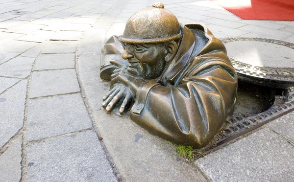 Escultura de bronce 'man at work' (Pressburg), Bratislava, Eslovaquia —  Fotos de Stock