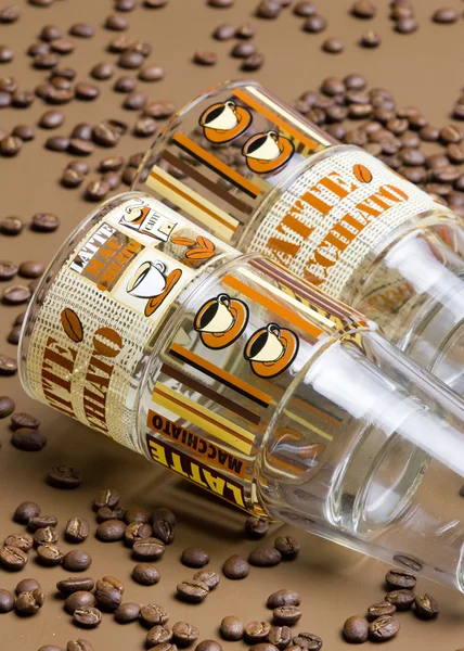 Kahve bardakları kahve çekirdekleri ile — Stok fotoğraf