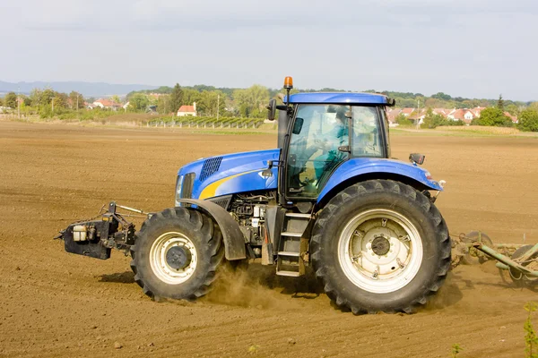 Traktor på fältet, Tjeckien — Stockfoto