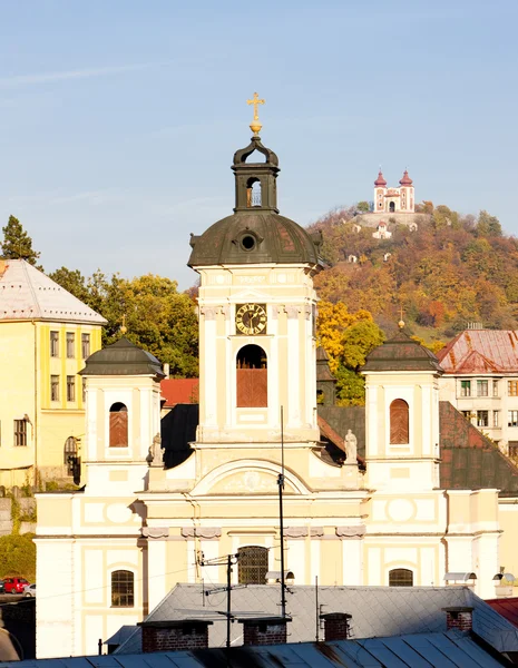 Церковь Св. Марии и Голгофы на заднем плане, Банска Штявница , — стоковое фото