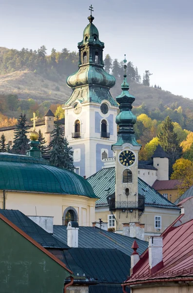 市庁舎と古いお城、バンスカー stiavnica スロバキア — ストック写真