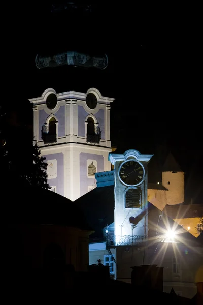 Câmara Municipal e Castelo Velho à noite, Banska Stiavnica, Eslováquia — Fotografia de Stock