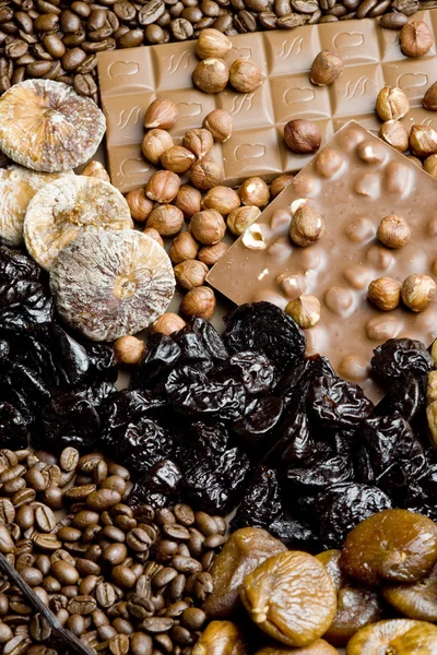 Torkad frukt med choklad och kaffe bönor — Stockfoto