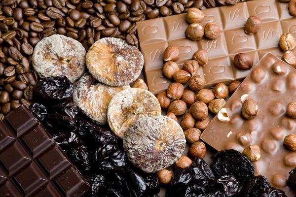 초콜릿과 커피 콩 말린 과일 — 스톡 사진