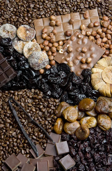 Frutas secas com chocolate e grãos de café — Fotografia de Stock