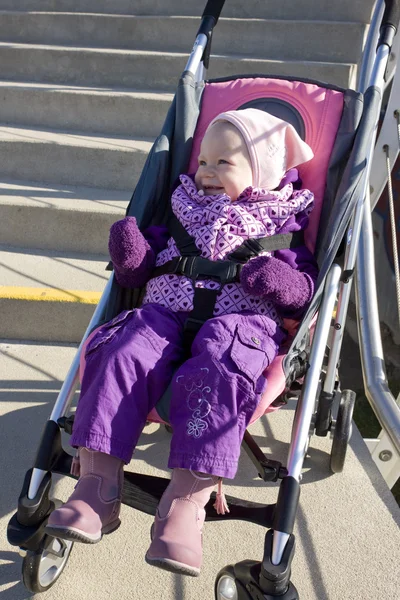 蹒跚学步坐在一辆婴儿车 — 图库照片