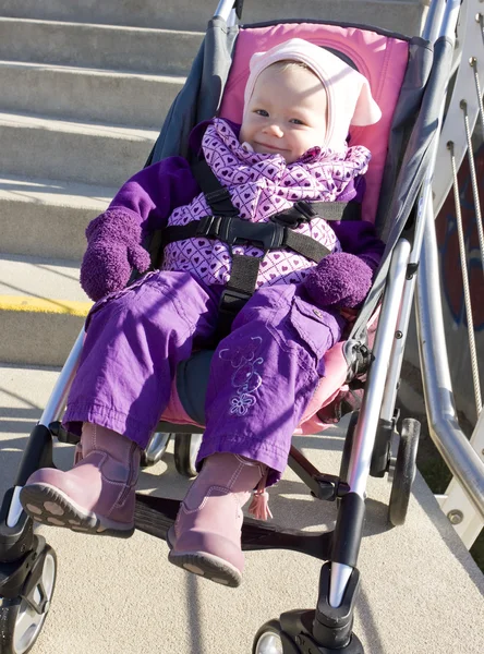 蹒跚学步坐在一辆婴儿车 — 图库照片