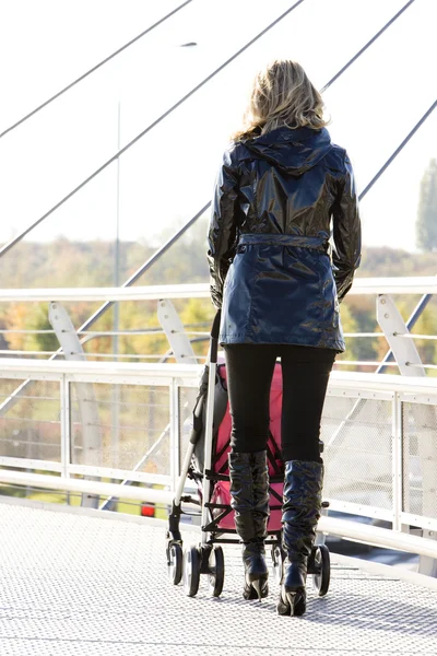 Жінка з коляскою на прогулянці — стокове фото