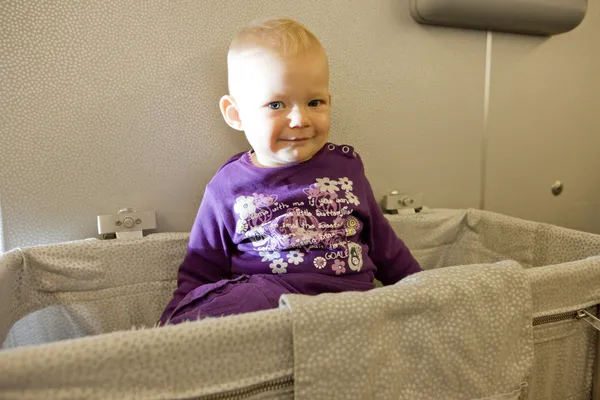 Niña sentada viajando en avión — Foto de Stock