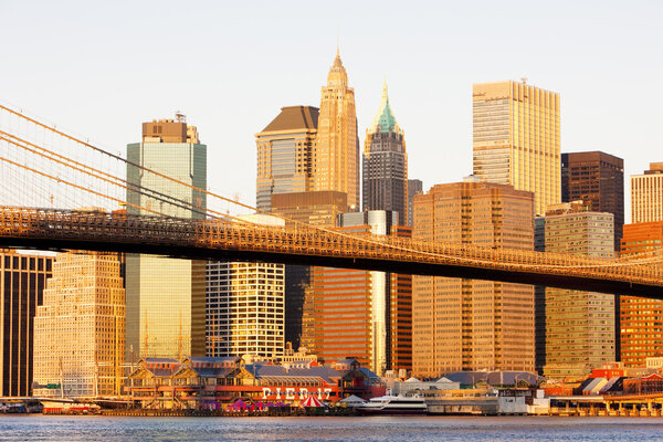 Манхэттен с Бруклинским мостом, Нью-Йорк, США
