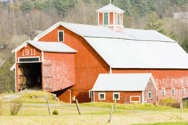 Fazenda perto de St. Johnsbury, Vermont, EUA — Fotografia de Stock
