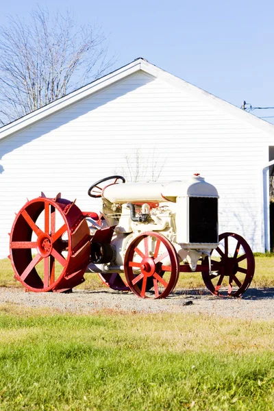Alter traktor in der nähe jonesboro, maine, usa — Stockfoto