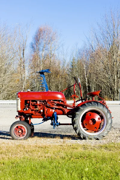 Traktor poblíž jonesboro, maine, usa — Stock fotografie