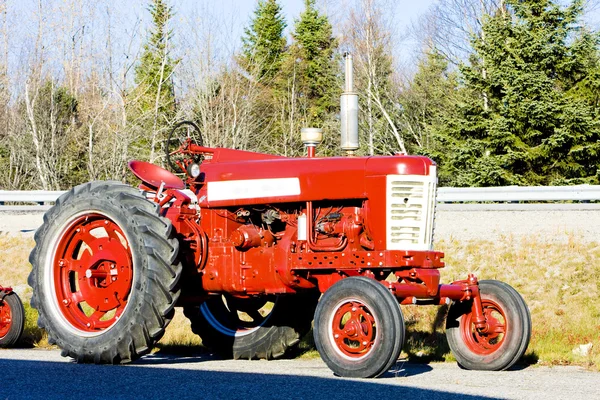 Traktor nära jonesboro, maine, usa — Stockfoto