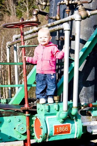Kleines Mädchen steht auf Dampflok, montieren Washington Zahnrad r — Stockfoto