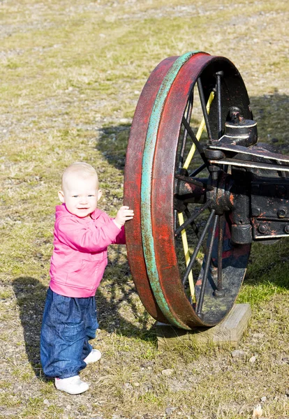Little girl standing at wheel, Mount Washington Cog Railway, Bre — Stock Photo, Image