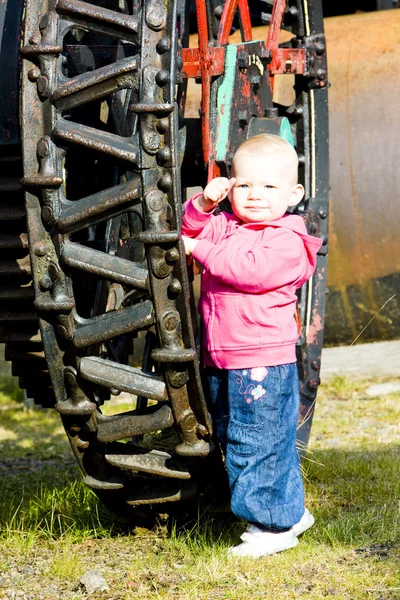 Klein meisje permanent op het wiel, mount washington cog railway, bre — Stockfoto