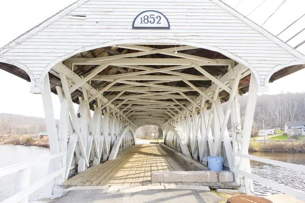 Гроувтон Крытый мост (1852), Нью-Гэмпшир, США — стоковое фото