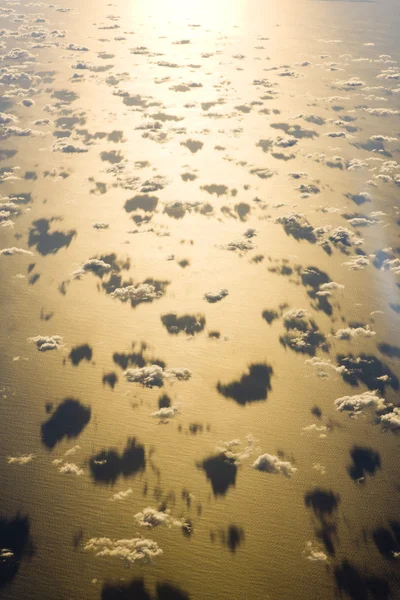 Nuages au-dessus de l'océan - vue de l'avion — Photo
