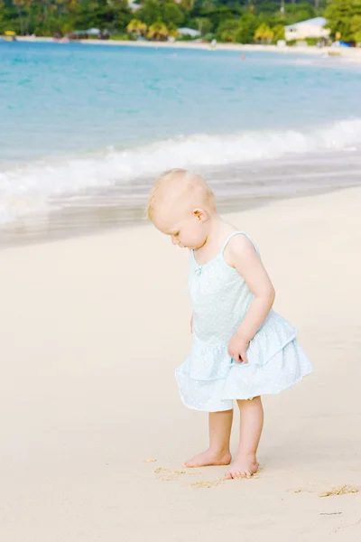 Μικρό παιδί στην παραλία, στον κόλπο του Γκραντ Ανς, Γρενάδα — Φωτογραφία Αρχείου