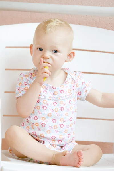 Niño sentado comiendo una manzana —  Fotos de Stock