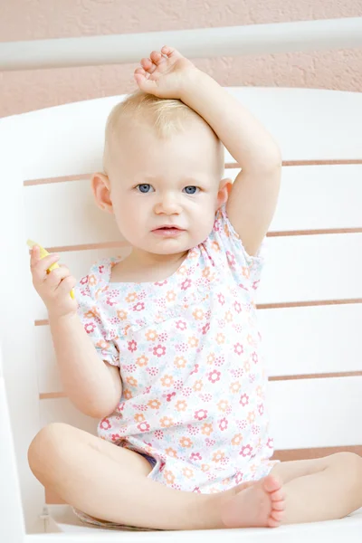 Sitting toddler eating an apple — Stock Photo, Image